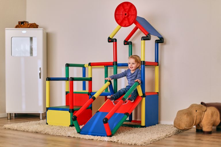 Kletterturm mit Rutsche
